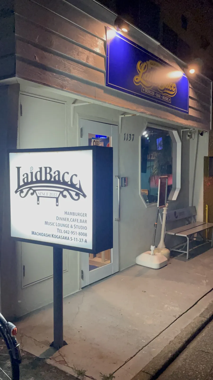 白い光ボックス看板。住所・電話 042-951-8008・Music Lounge & Studio の表記