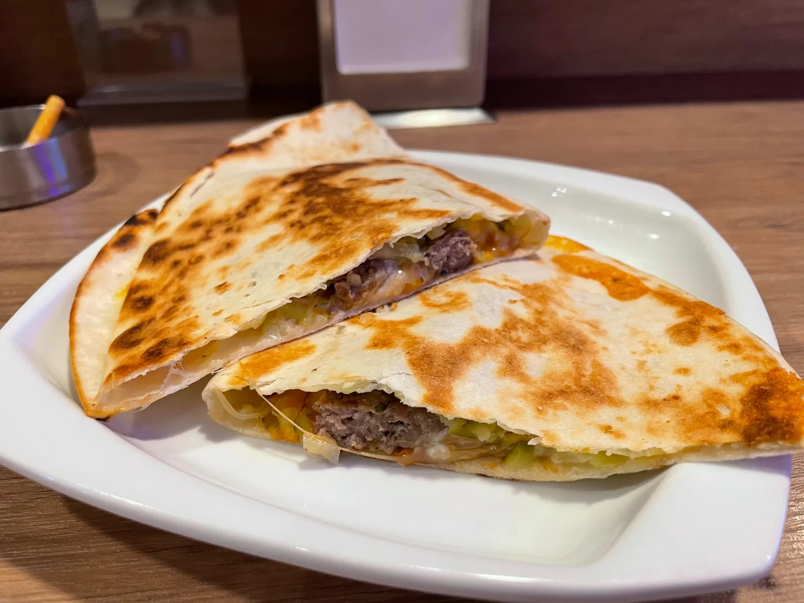 チーズバーガーとケサディーヤの盛り合わせ