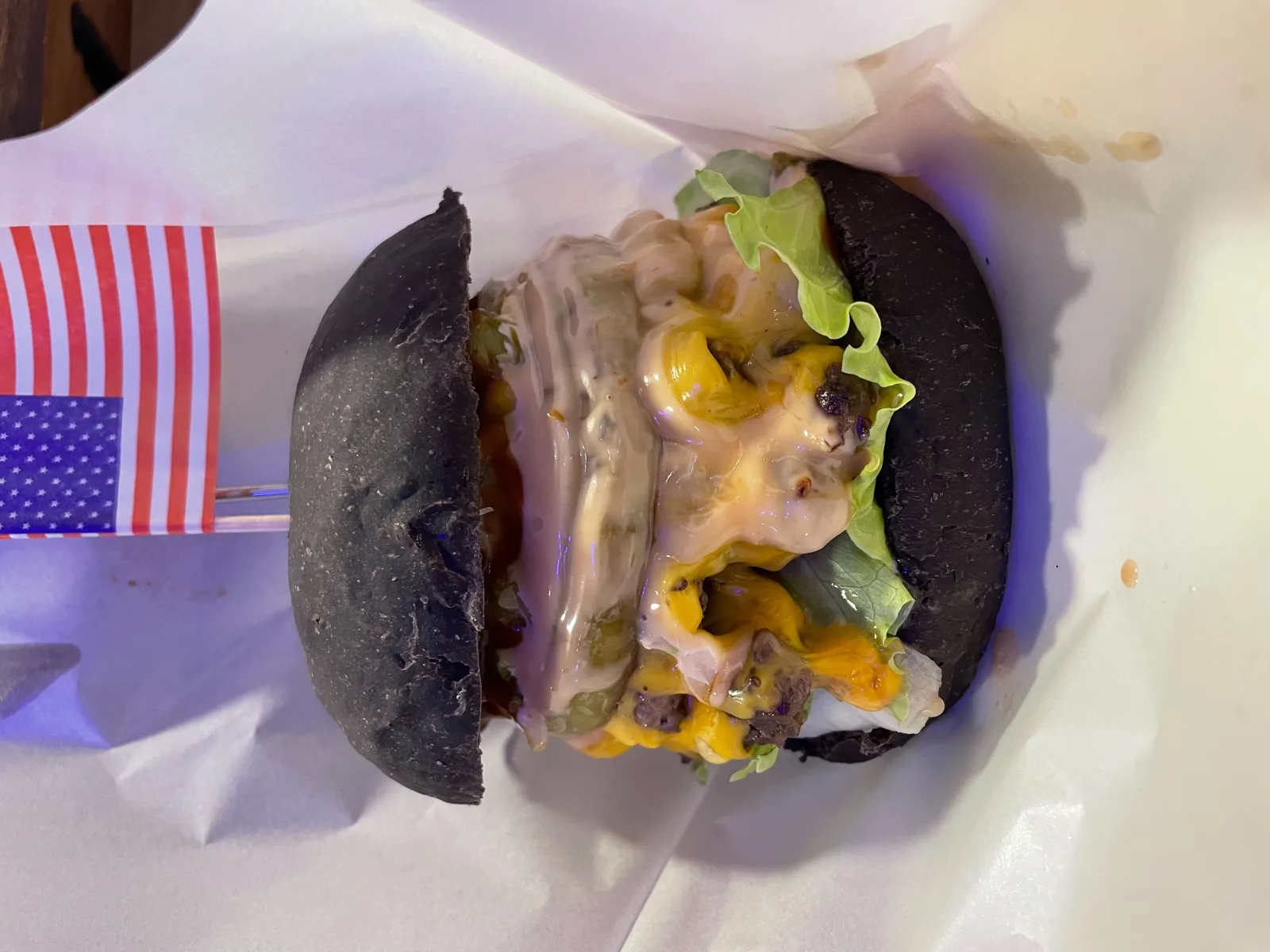 チャコールバンズのダブルチーズバーガーを上から見たところ。とろけるチーズがたっぷり