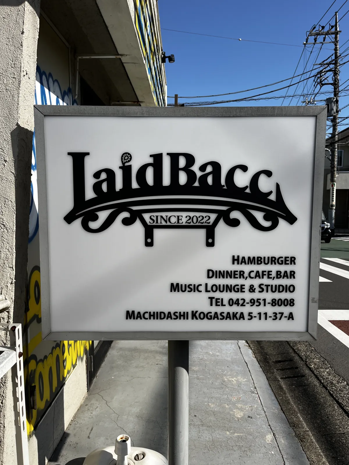 店頭の光ボックス看板。Laid Bacc のフル情報