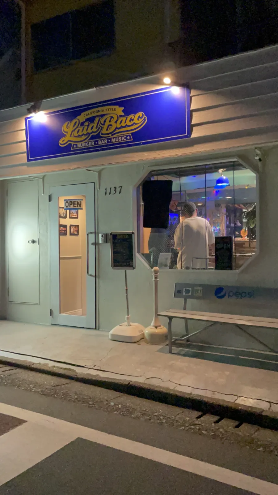 夜の Laid Bacc 外観。ネイビーとゴールドの California Style 看板が光る町田・高ヶ坂の店頭