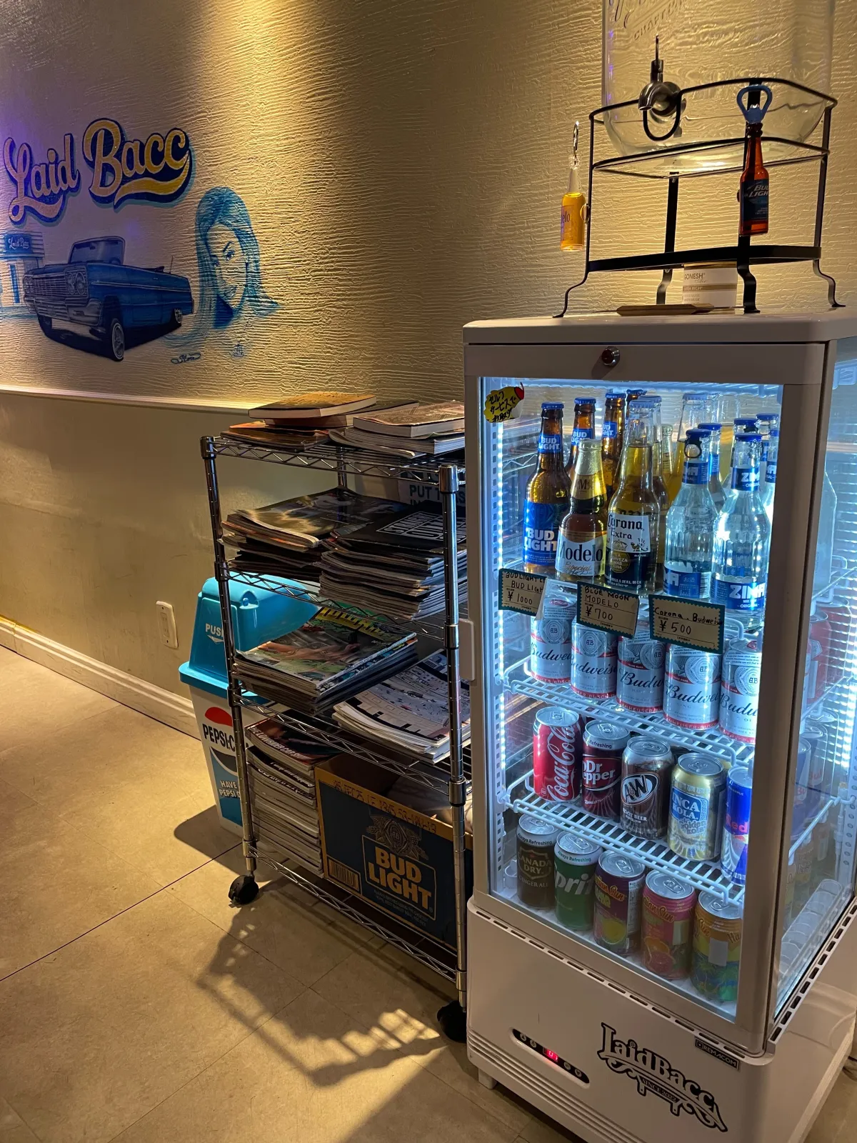 米ビールがぎっしり並ぶクーラー。Bud Light・Corona・Modelo・Budweiser など